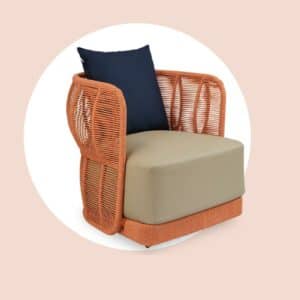 Poltrona Orla, estrutura de alumínio, revestida com corda náutica. Acompanha acolchoados.